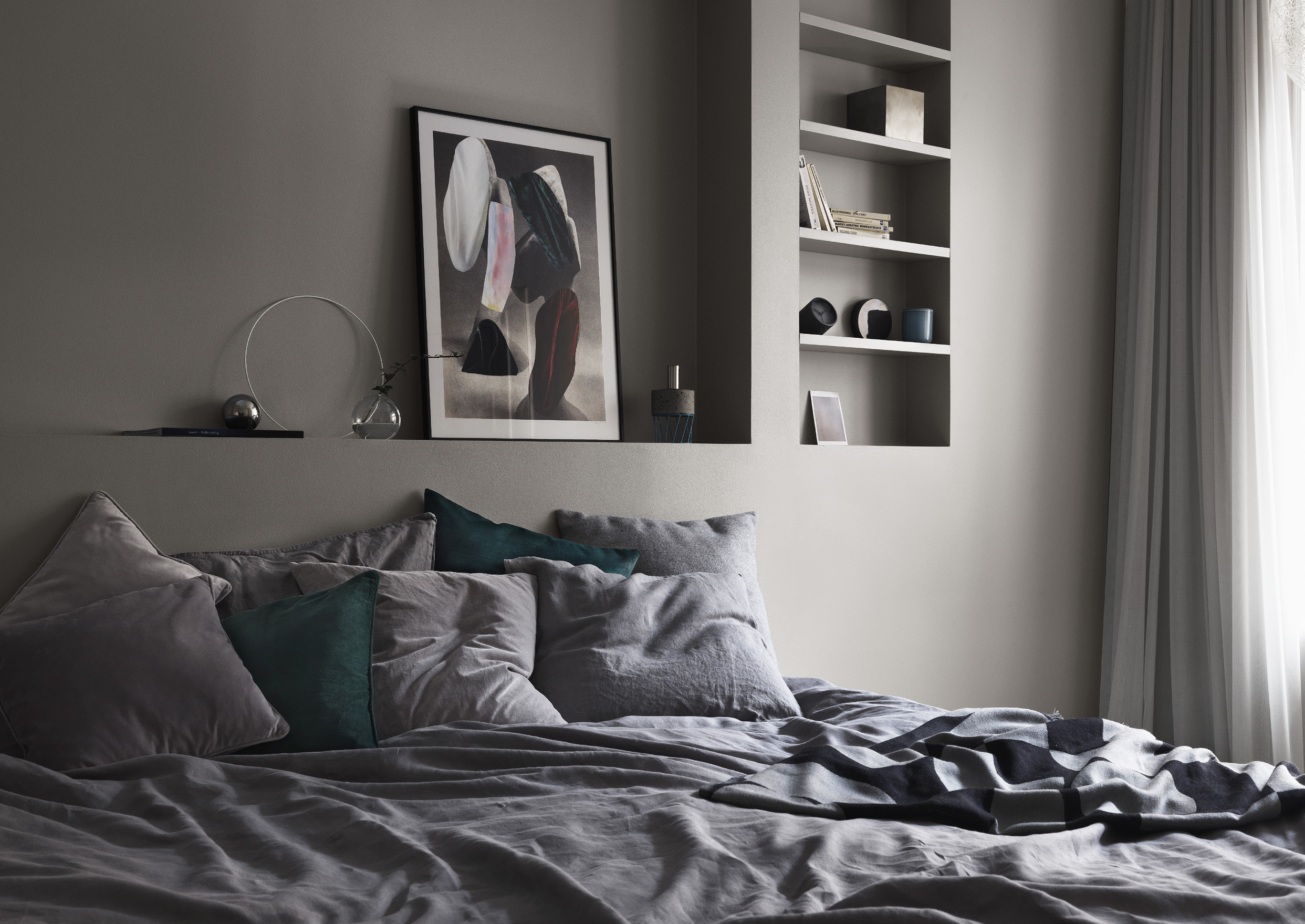 Sov grått En monokrom färgsättning i dova kulörer gör sovrummet till en