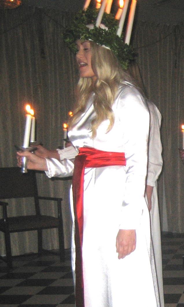 NYTT ÅR Det närmar sig jul. Vi tänder det sista adventsljuset och känner att det är enkla gester som ger stämning och glädje i vintermörkret. Vi behöver julen som en doft och fest.