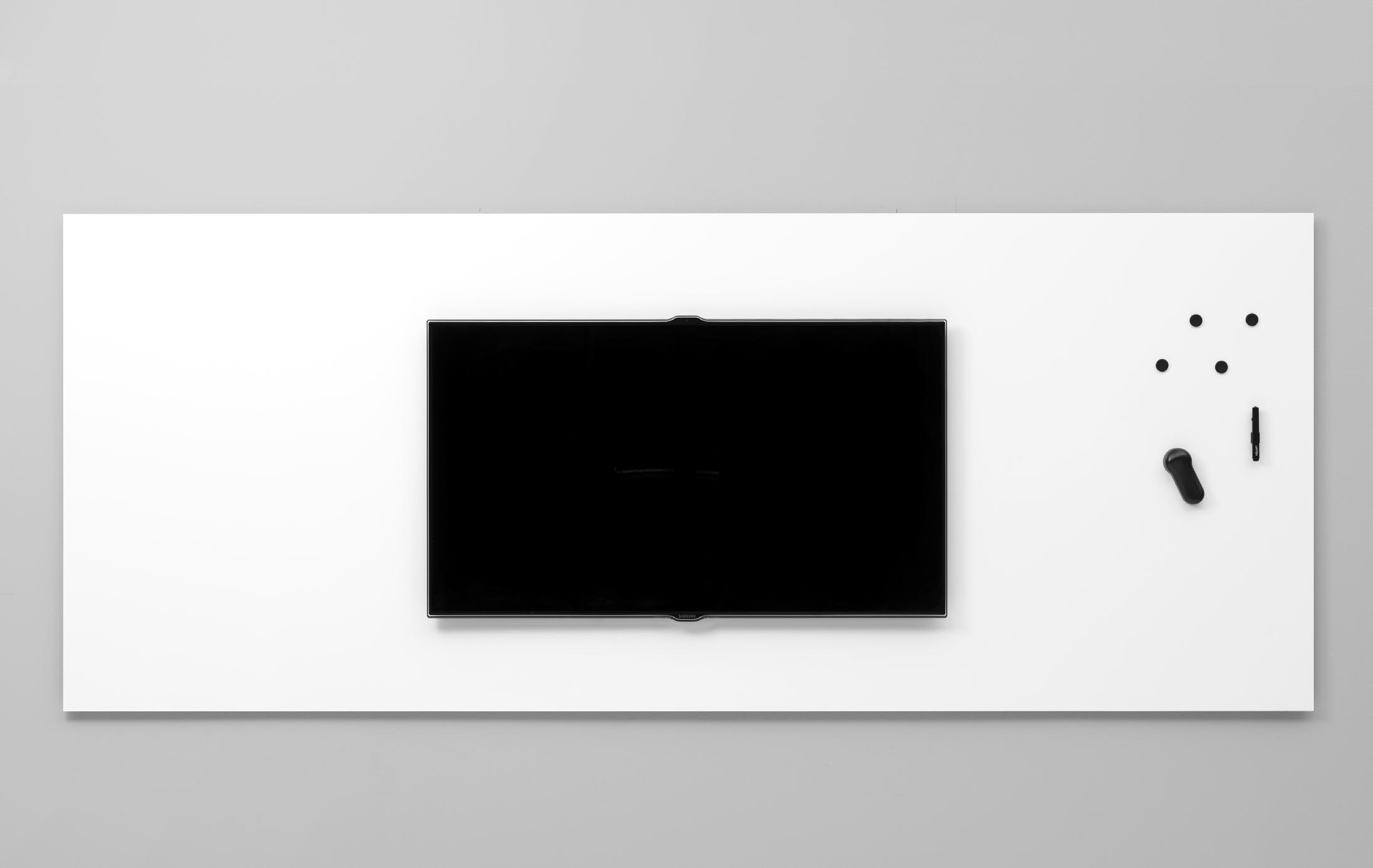 Lintex Prislista 2016 Air TV Whiteboard med emaljerad magnetbärande skrivyta förberedd för upphängning av TV-skärm.