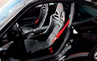 Porsche bjuder på alcantaraklädd inredning och skalstolar av kolfi ber. I nackstöden står det RS 4,0 med röd text.