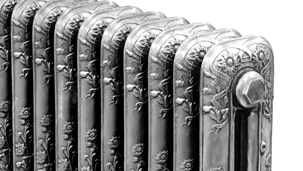 Gjutjärnsradiatorer - Montpellier En elegant radiator med fransk förlaga. Romantiskt dekorerad med klättrande bloor och mjukt svängda fötter.