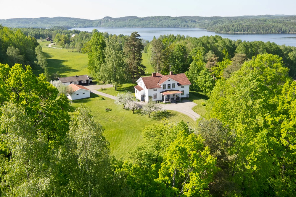 HERRGÅRD - KRISTINEDAL/FENGERSFORS Beskrivning Vackert och ostört belägen nära sjön Ärr i Dalsland. Bostadshus i 1½-plan med boarea 300 kvm fördelat på 10 rum och kök.