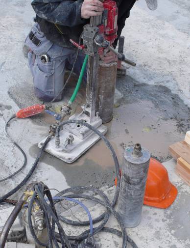 Förarbete 1(4) Infästning Byggdel: 34 - Golv och bjälklag - Håltagning 4 (15) Infästning av maskiner Vid borrning av hål med större diameter än 100 mm måste maskinen spännas fast.