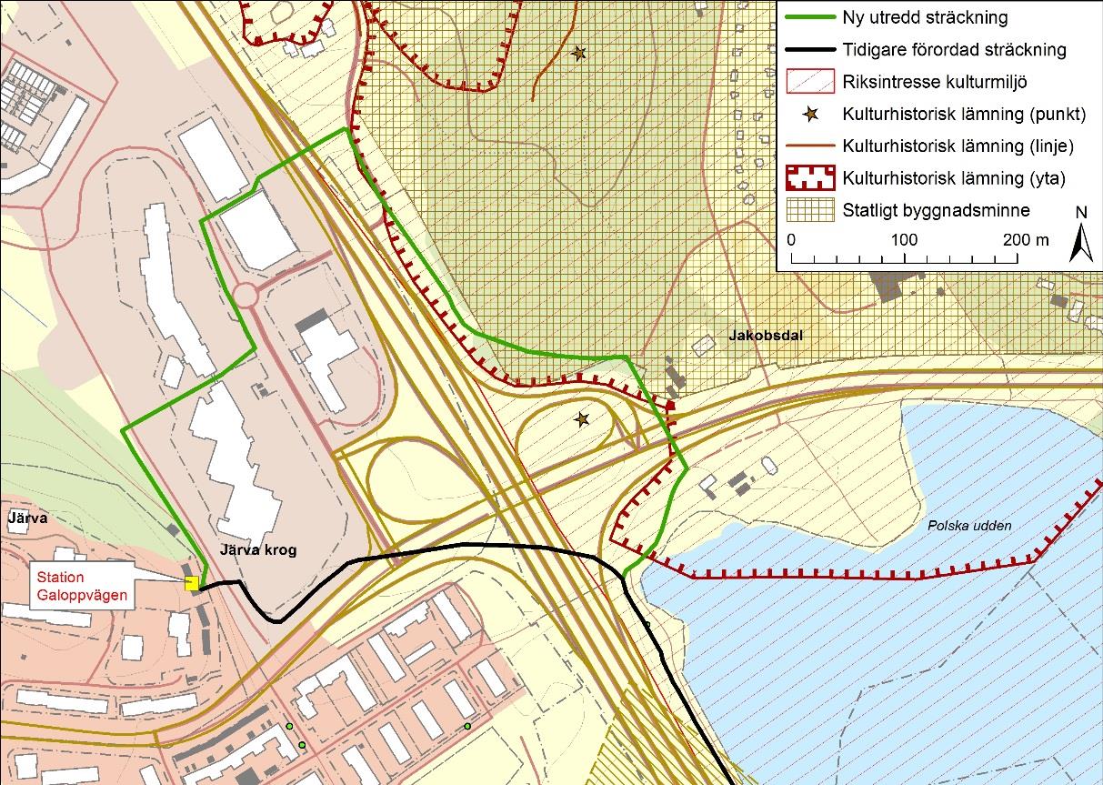 Sträckningen berör även utkanten av ett område utpekat av Länsstyrelsen som en skyddsvärd trädmiljö. Den utpekade miljön utgörs av en lindallé. Inga träd i allén berörs av sträckningen.