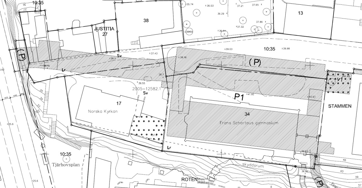 Garagets tunnelhöjd är ca 12 m och ett tre våningar högt pelardäcksgarage i betong har uppförts i bergrummet.