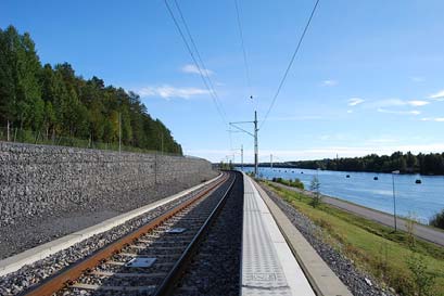 1435 millimeter (Normalspår) Plats Sträcka Anslutande järnvägslinjer Invigd Ägare Banoperatör Trafikoperatör Biljettoperatör Största tillåtna axellast 25 ton Största lutning Minsta