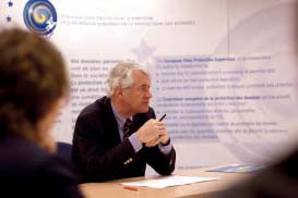Dessutom gäller följande: Europeiska kommissionens avdelningar kopplar normalt in Europeiska datatillsynsmannen innan ett förslag formellt antas av kommissionen, ganska ofta i samband med