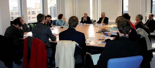 Peter Hustinx och Joaquín Bayo Delgado presenterar årsrapporten för 2005 för journalister.