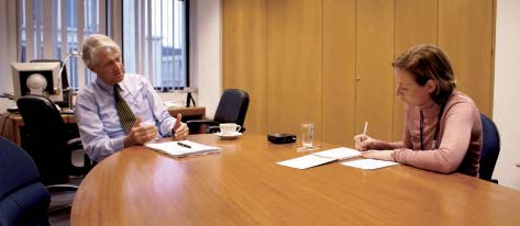 Peter Hustinx intervjuad av en journalist. organiserad brottslighet.