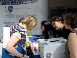kommissionens centrala byggnader. EDPS personal bemannar montern inne i Europaparlamentet den 6 maj 2006 under Öppet husdagen.