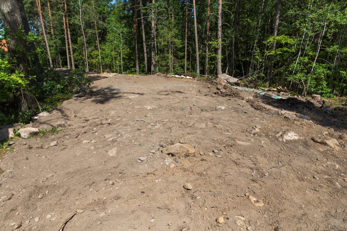 Bilaga 1 Foton Ovan: Anläggningen borstas fram med maskin.