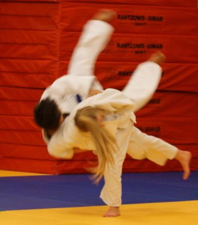 Lokaler Gävle Judo Clubs träningslokal, dojo, finns i Idrottshuset Kampoch Kraftsport på Utmarksvägen 33 i Gävle. Träningsmattan är på 232 m².