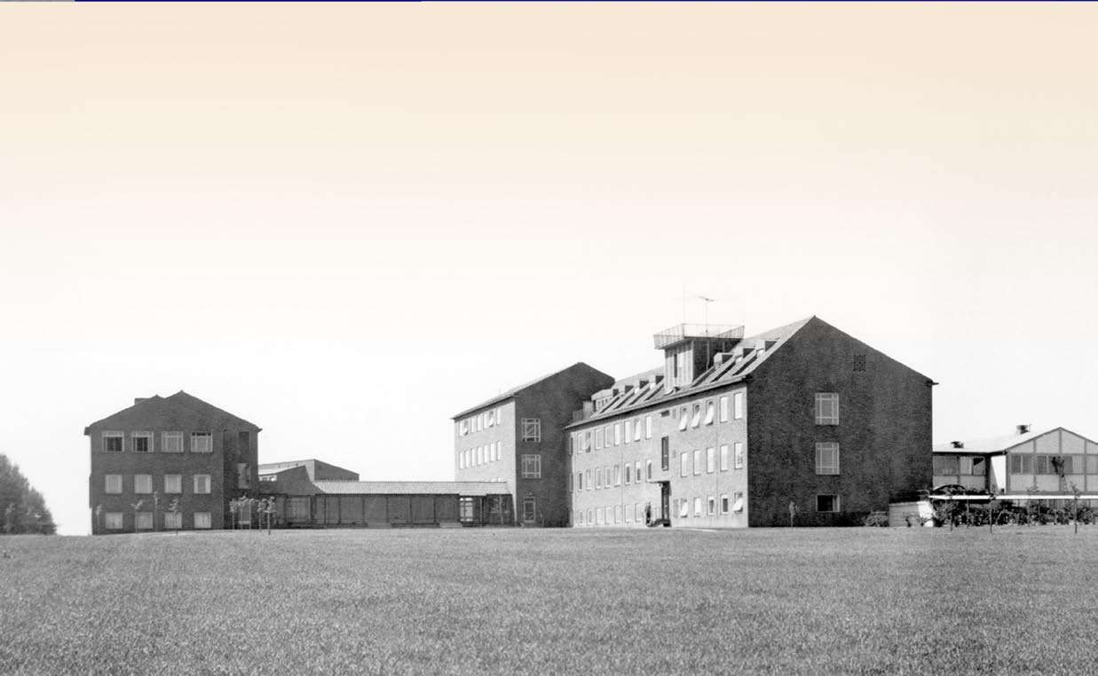 Sölvegatan 1950 - John Koch som år 1924 efterträtt Manne Siegbahn som professor, arbetade oförtrutet för att skaffa fram ytterligare lokaler. Men andra världskriget kom emellan.