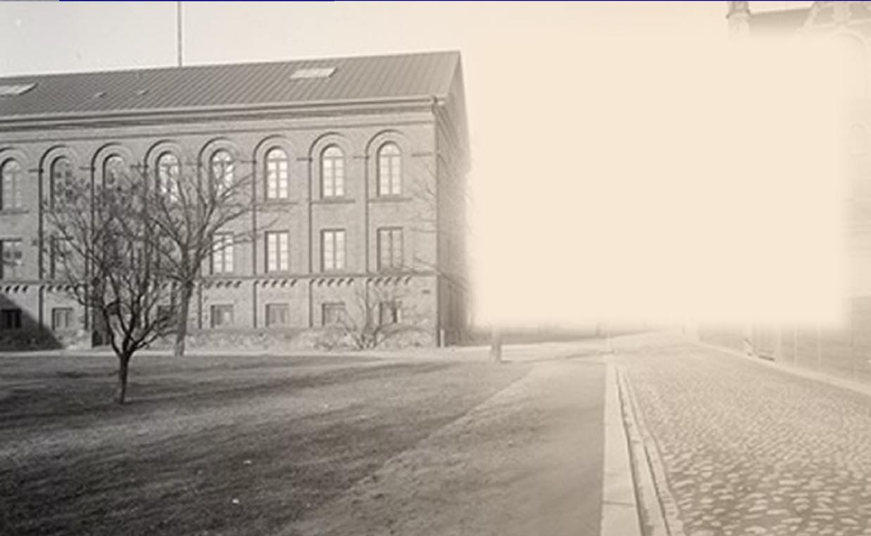 Krafts torg 1850 1886 7 På initiativ från biskopinnan Helena Faxe enades man om att skifta byggnader, så att det planerade biskopshuset vid Krafts torg blev institutionsbyggnad, och