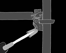 Lägg den andra kopplingen i koppen på spiran på motsatt sida. 4. Tryck till låsbygeln, uppåt och framåt, med hammaren (se bilden). 5.