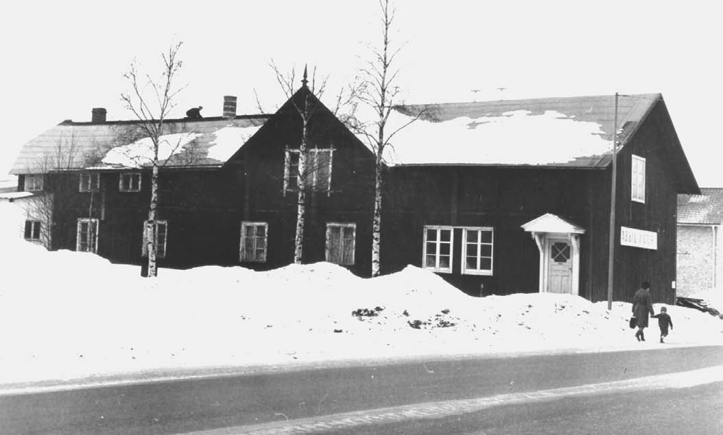 3 Verksamheten omfattar alla slags betongarbeten, företrädesvis husgrunder, i Umeå med omnejd. ## - Etablerad 1934 - ## Carlsson Oscar Storgatan 79 Tel. 2796 1948 Kinneby Johan F.
