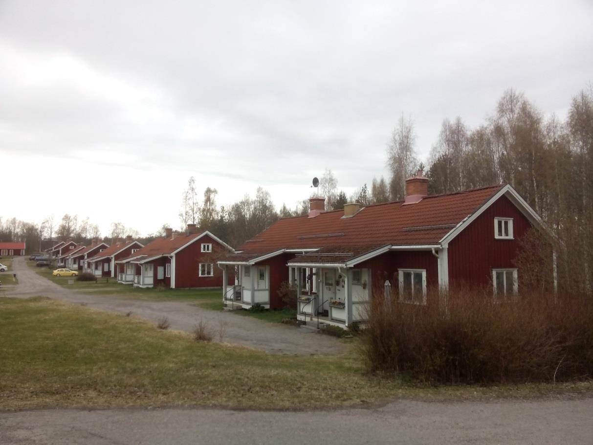 7 Den enhetliga utformningen av de tre huslängorna på Vikarskogen 1:28 är karaktärskapande och bidrar till bruksarbetarbostädernas kulturhistoriska värde.