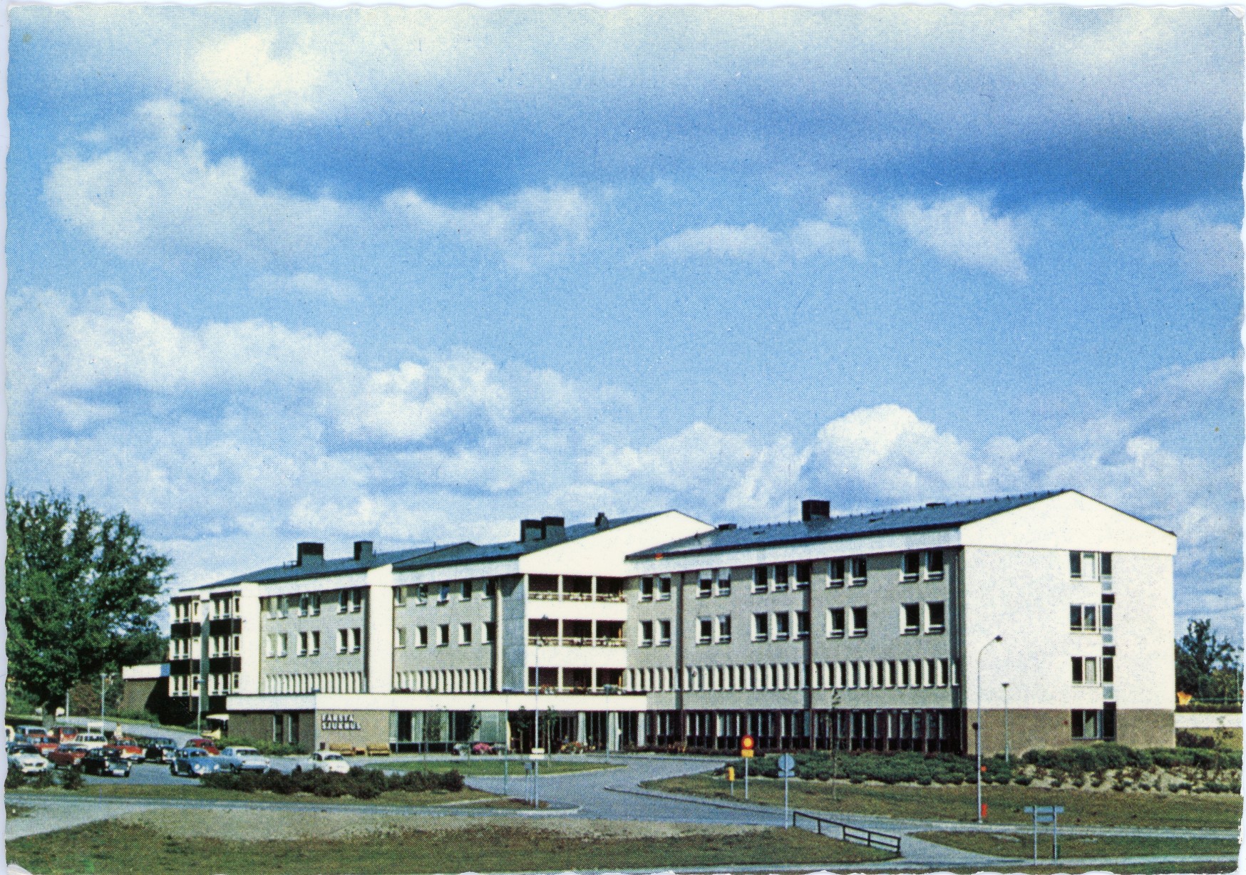 Farsta sjukhus Utsmyckning vid Farsta Sjukhus Sivert Lindblom, 1967 På 60-talet bebyggdes Farsta och även Farsta Centrum. 1963-1964 byggdes också Farsta sjukhus som invigdes 1967.