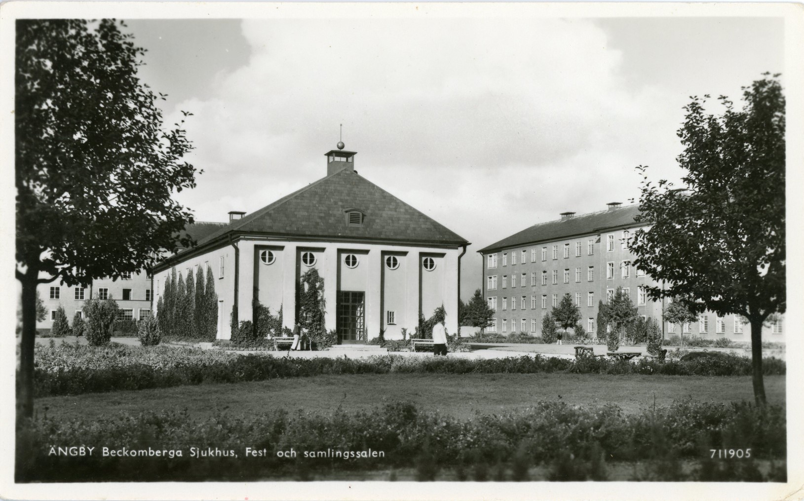 Bygget av Beckomberga sjukhus påbörjades under hösten 1929. De första delarna, med sammanlagt 1 156 vårdplatser, stod klara för inflyttning den 1 oktober 1932. År 1935 stod hela sjukhuset klart.
