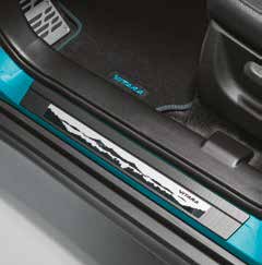 SKYDD a b Instegslister Set om fyra, med motiv. Vitara. a. Solid Art.nr 990E0-54P60-000 b. Elegant Art.nr 990E0-54P60-001 a b S-CROSS. a. S-CROSS Art.nr 990E0-61M30-010 b. ALU Art.