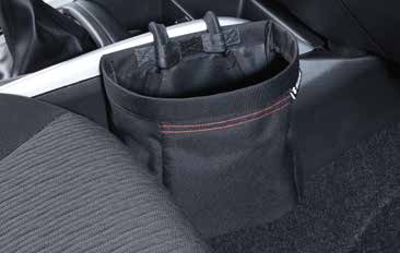 SUZUKIPRYLAR Förvaringsbag Förvaringsbag som monteras på mittkonsolen. Art.nr 990F0-MLTR2-000 Kylväska Praktisk kylväska i tyg med Suzuki-logotyp. Mått i mm: bredd 320, höjd 380, djup 210.
