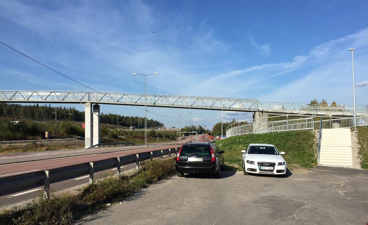 Figur 4.1 Gång- och cykelbro i Bredsand. Bron passerar över väg 562, Ostkustbanan och E4. 4.2.3. Brunnar Det finns omkring 20 brunnar längs väg 562 som har registrerats i Brunnsarkivet.