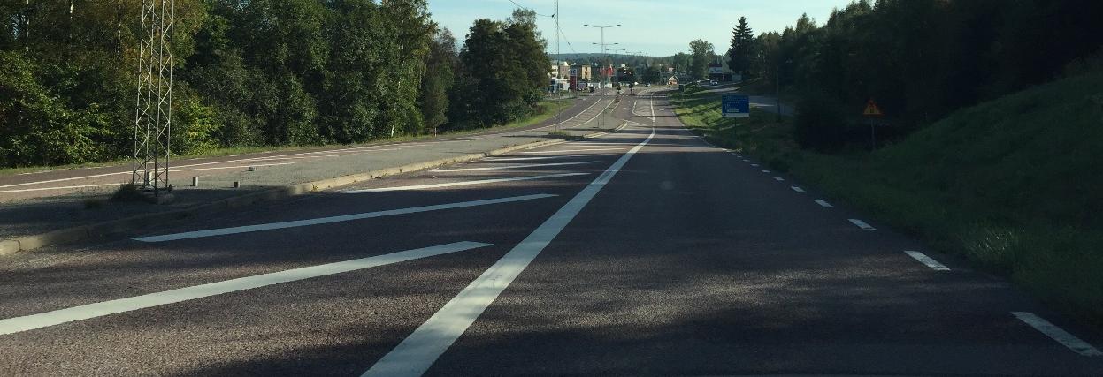 Utformningen av busshållplatser och passager över väg 562 har brister gällande trafiksäkerhet.