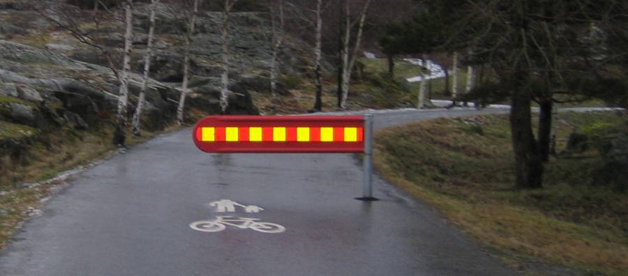 Vid Högsbogatan har ett helsvetsat räcke monterats. Räcket har en lämplig placering i förhållande till kantstöd och snöröjning kan ske fritt från hinder.