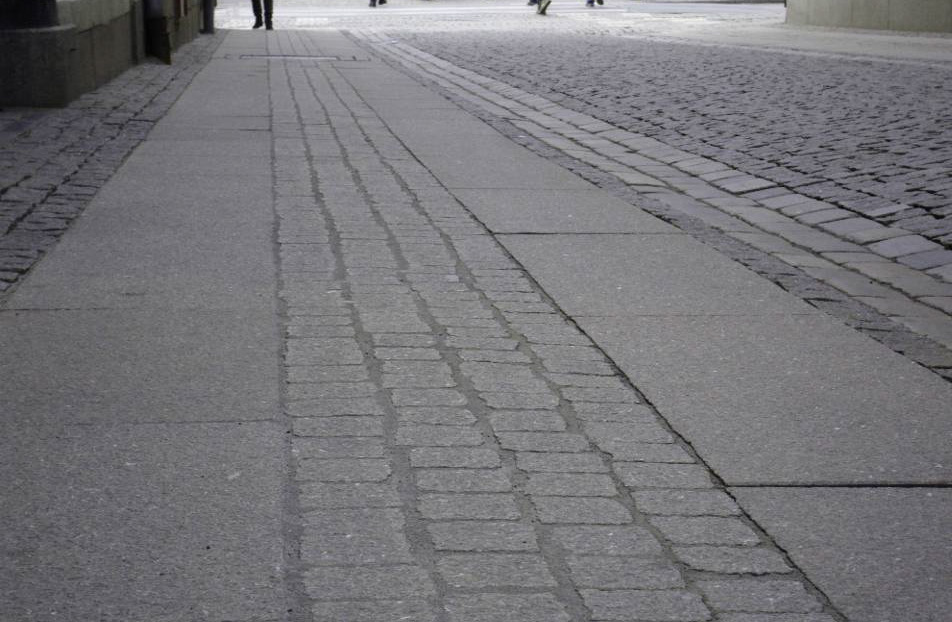 2.2 Åtgärder enkelt avhjälpta hinder Boverket har genom HIN lagstiftat krav på att alla enkelt avhjälpta hinder skall vara åtgärdade senast 2010 (Boverket 2005, 17f).