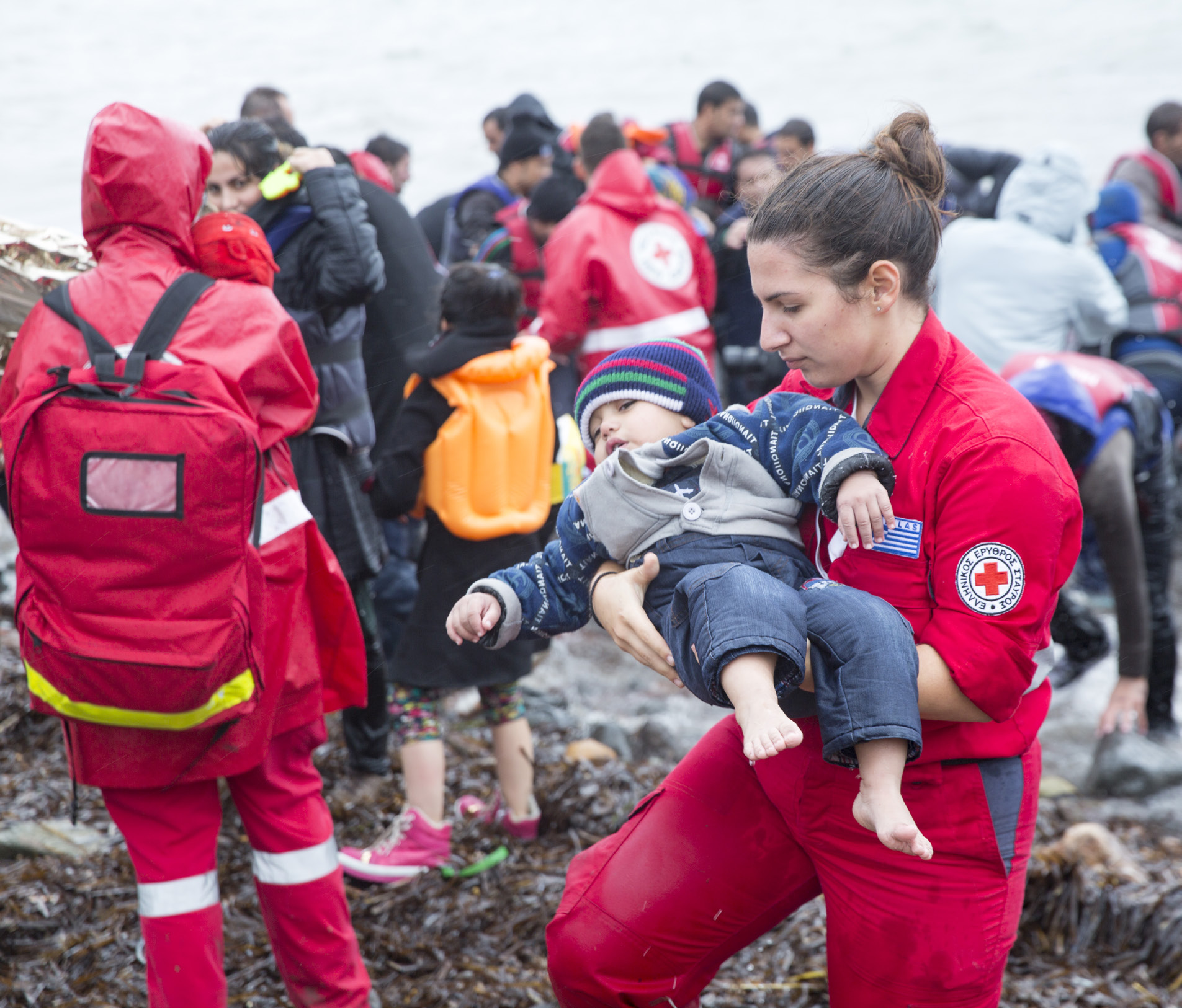 Vad har Svenska Röda Korset åstadkommit så här långt? Foto: Joacim Gustafson/Svenska Röda Korset Volontärer från Röda Korset möter människor på flykt. Lesbos, Grekland, oktober 2015.
