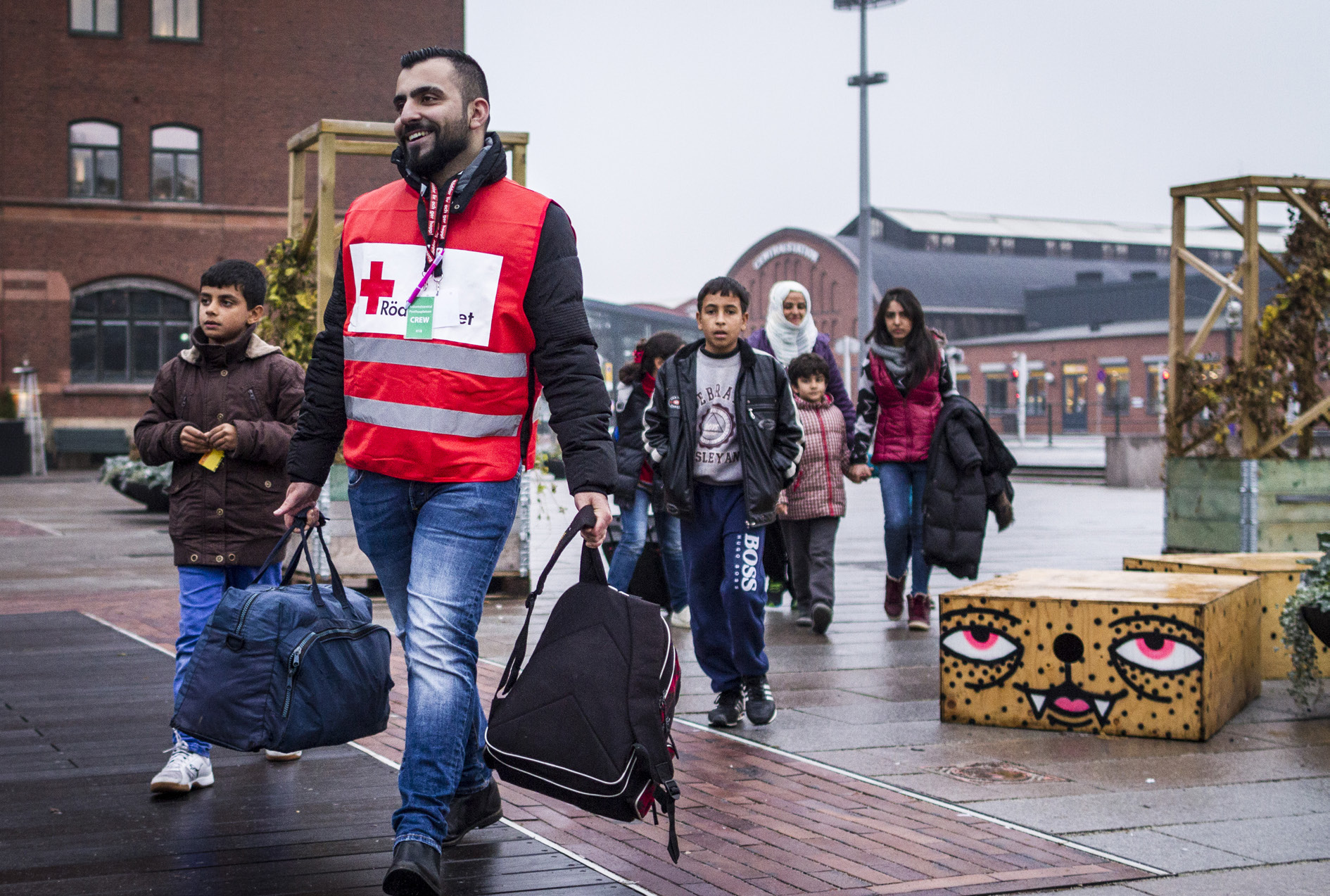 Foto: Claes Thureson Volontärer från Röda Korset möter människor på flykt. Malmö, november 2015. Nationellt särskilda insatser 2015 Nedan följer exempel på resultat inom vårt nationella arbete.