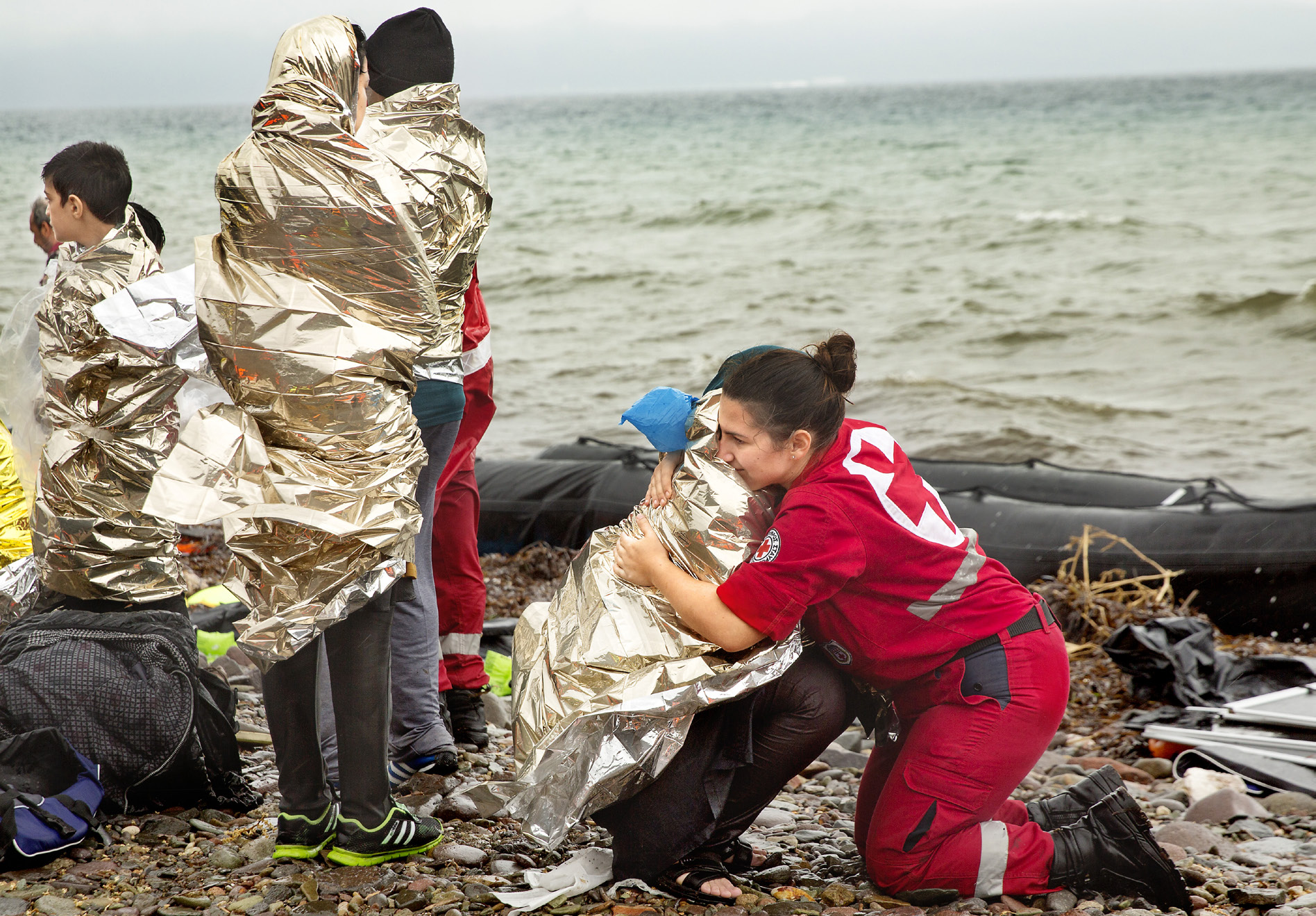 I vilket organisatoriskt sammanhang verkar Svenska Röda Korset? Foto: Joacim Gustafson/Svenska Röda Korset Volontärer från Röda Korset möter människor på flykt. Lesbos, Grekland, oktober 2015.
