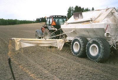 10 Figur 1. Spridning av benmjöl, Biofer 7-9-0, med rörspridare av fabrikat Bredal. Foto: Lars Johansson, Svenska Lantmännen.