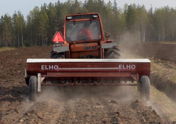 16 Figur 9. Fallspridare av tallrikstyp. Från behållaren transporteras gödselmedlet med långsamt roterande tallrikar. Roterande fingrar kastar sedan ut gödselmedlet från tallrikarna.
