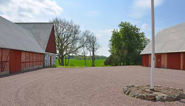 Läge och omgivningar Bullstofta Gård ligger i utkanten av Ekeby tätort med natursköna omgivningar av blandad skog och öppen odlingsmark. Närområdet bjuder på många bra rid- och promenadvägar, bl.a. längs bäcken som rinner förbi fastigheten och i de närliggande skogarna i söder och öster.