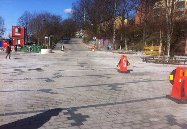NULÄGESBESKRIVNING och unga rör sig i området. Vid observationstillfället var det soligt och int väder. 2.3.1 Torget/t-baneuppgång Torget vid Hjorthagens t-baneuppgång är nyligen ombyggt till en s.k.