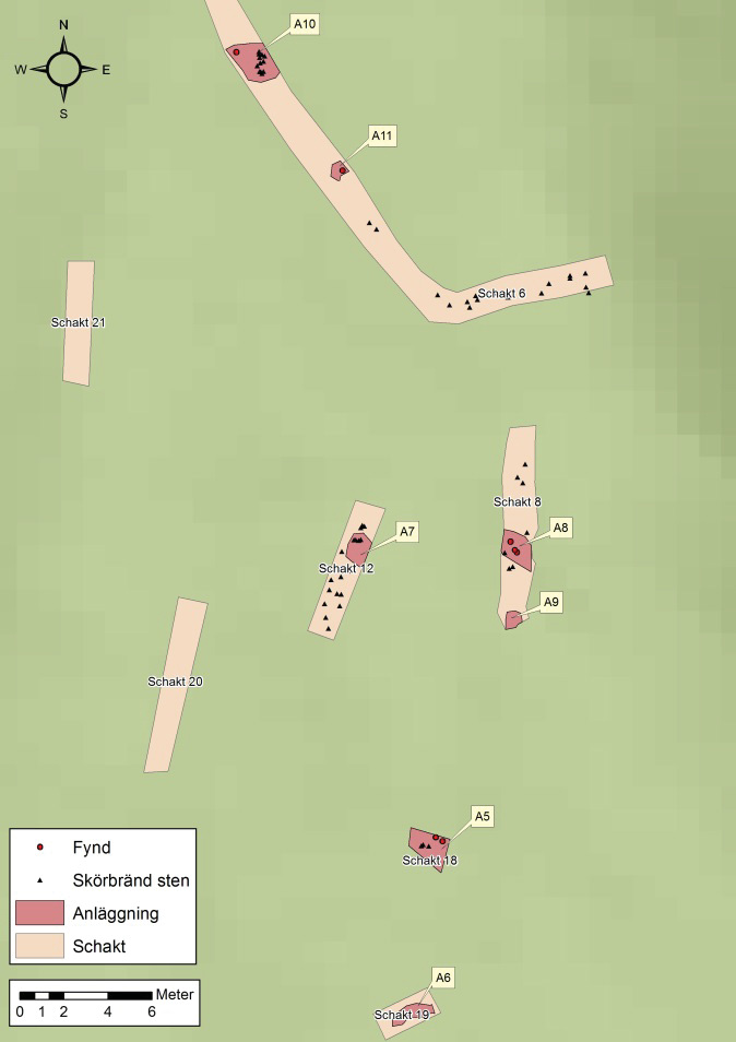 Fig. 5 och 6. I samband med den arkeologiska utredningen och förundersökningen upptogs 12 schakt. 11 anläggningar påträffades inom boplatsen RAÄ Lycksele 878:1.
