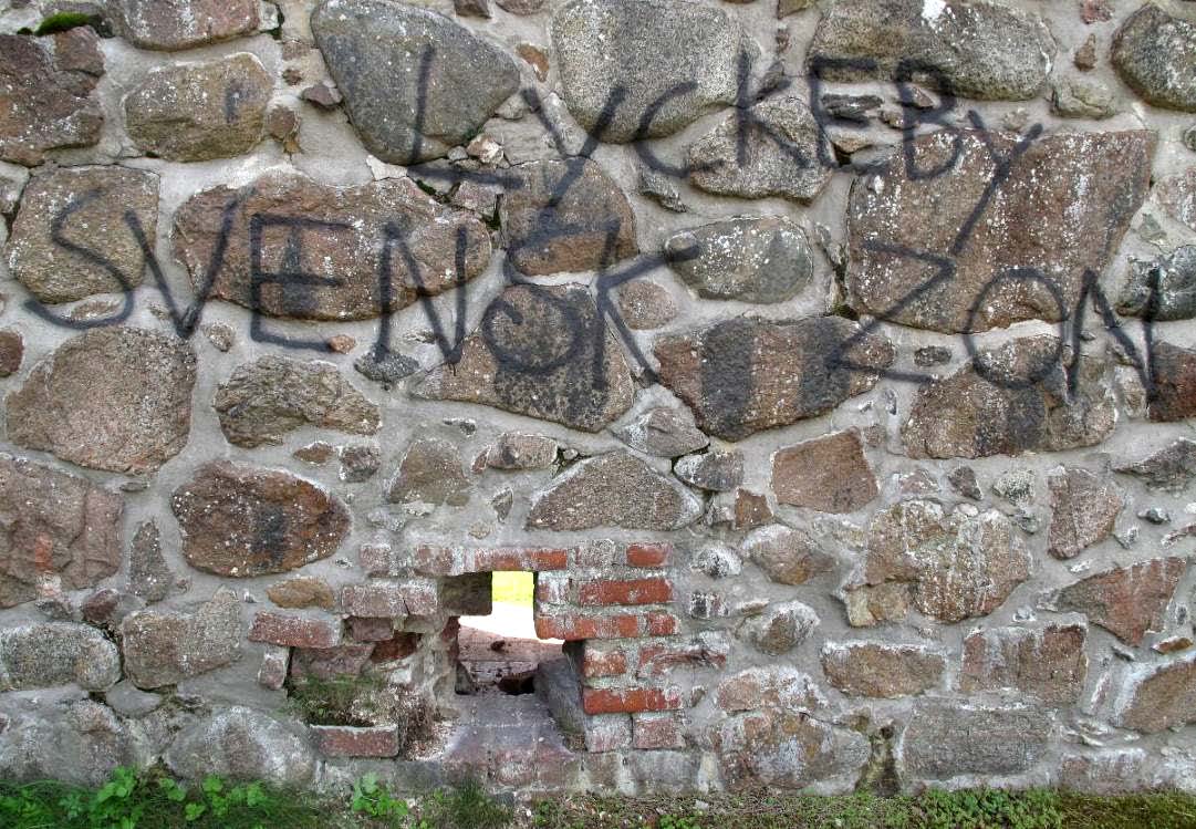 LYCKÅ SLOTTSRUIN, KARLSKRONA KOMMUN Sida: 13 (35) Cementbruksfogen är helt intakt medan teglet vittrat kraftigt. T h fogar som faller loss i stora kakor och drar med sig tegel.