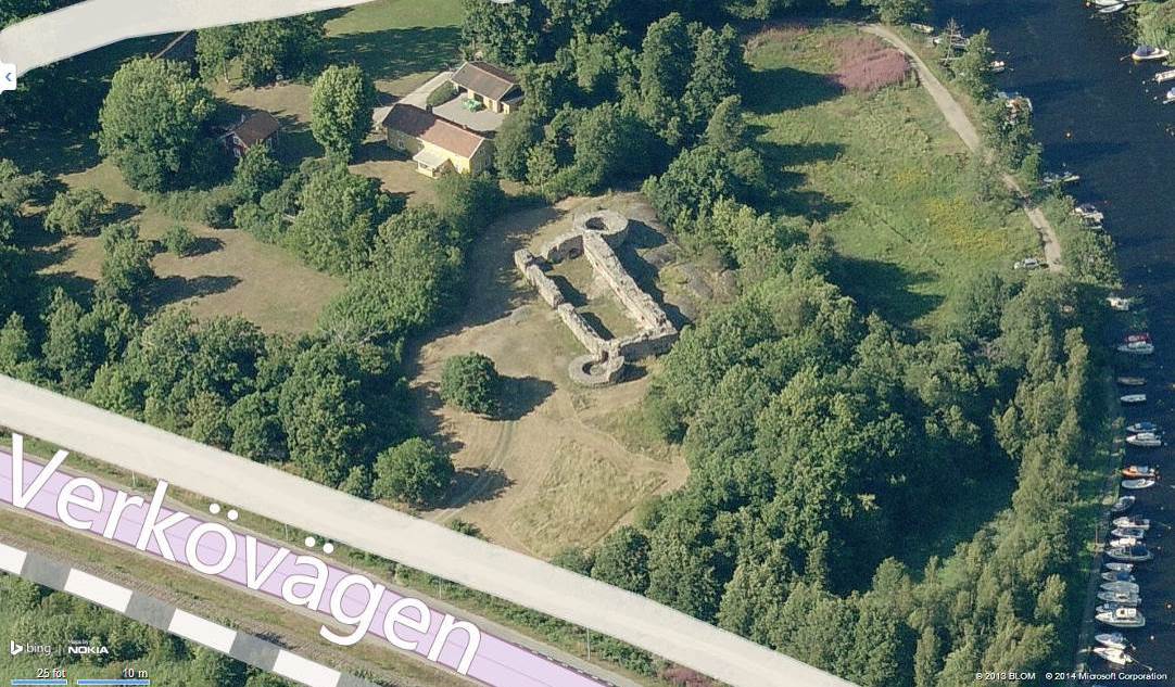 LYCKÅ SLOTTSRUIN, KARLSKRONA KOMMUN Sida: 5 (35) Av tornen är det i NÖ bäst bevarat. Detta saknar port in till tornrummet. Det SV:a tornet är svårt skadat i V delen.
