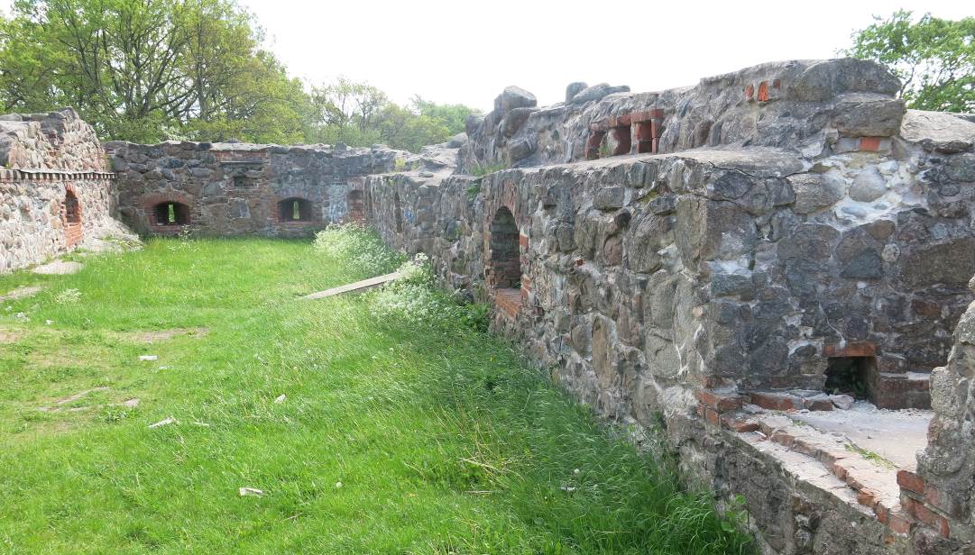 LYCKÅ SLOTTSRUIN, KARLSKRONA KOMMUN Sida: 9 (35) Beskrivning av ruinen Vy från söder. Grund Murverket står direkt på berget. Murverk Ruinens relativt släta murar består av obearbetad gråsten.