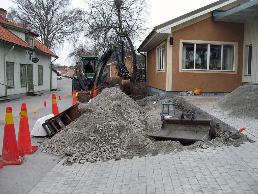 Betongfundament och ny trapp vid Prästgatan I det nordvästra hörnet av den nya byggnaden och längs den norra gaveln på befintligt hus grävdes den 8 april 2008 för nya stödpelare av betong i slänten