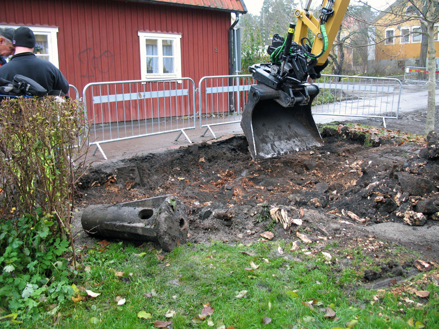 Stubbe i Trekanten Den 13 november 2008 togs en gammal stubbe bort med grävmaskin (figur 2, k, figur 18). Syftet var att här anlägga en portal av trä in till Trekanten varvid stubben låg i vägen.