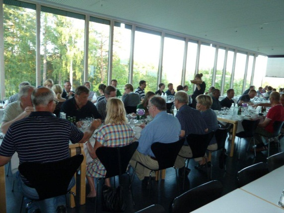 Två bilder från CHE-skolans lärarinternat, Bergendal i Sollentuna, 8-9 juni. I terminens sista Kemiblad, som utkommer om två veckor, kommer bilder och annat om skoldagen den 13 juni!