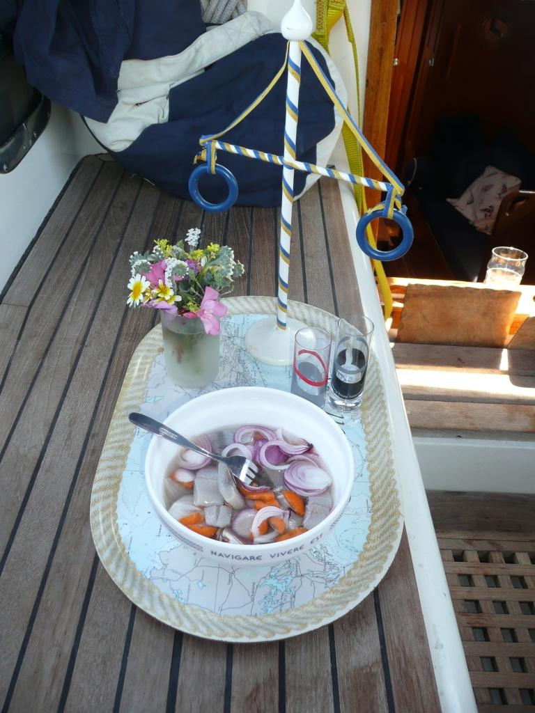 Enda gången det är tillåtet med blommor om bord är när det är midsommar och födelsedag.
