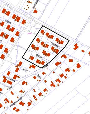 Brunsvart korrugerad eternit. Gavelspetsar, vindskivor, fönster och dörrar S 2030-Y, tegel S 8005-Y50R Området hålls samman av det enhetliga fasadteglet, de likfärgade takytorna och vindskivorna.