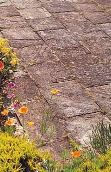 Naturlig Patina Bradstone kommer att åldras naturligt på samma sätt som sten. Om så önskas kan ytan rengöras. Använd inte högtryckstvätt på Bradstone-plattor. Då kan ytan bli skadad.