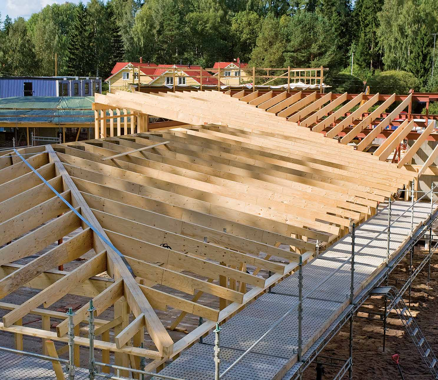 KERTO-S BALKAR GER MÖJLIGHET TILL LÅNGA SPANN En av de utmärkande egenskaperna med Kerto-S är att fibrerna löper längs balken i alla lager.