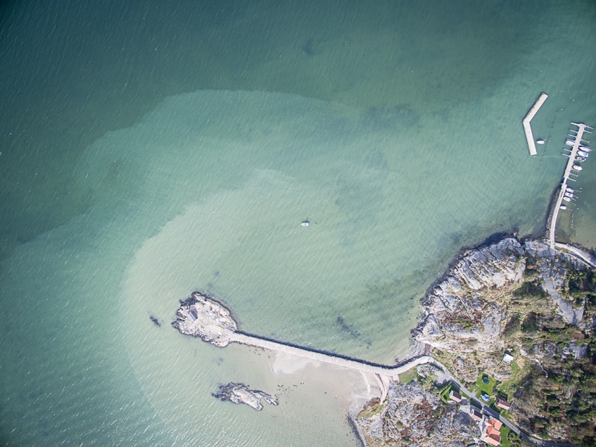Figur 2.8. Vågdriven resuspension av glaciallera i Hakefjorden. Bilden visar Källsby udde i Hakefjorden (lokal 9, figur 2.4) 2015 där en västlig bris orsakar lokal uppgrumling av bottensedimentet.