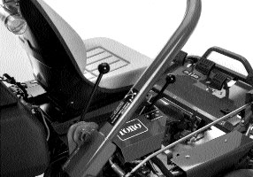 OFF för att stanna motorn. VOLTMETER (Fig. 3) Voltmetern visar spänningen i elsystemet. SÄKRING (Fig. 3) Säkringen på 0 ampere ingår i den elektriska kretsen.