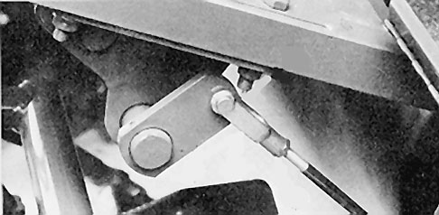 Bromsjustering FÖRSIKTIGHET Håll kropp och händer borta från småläckor eller munstycken som sprutar ut hydraulvätska under högtryck. Använd kartong eller papper för att finna hydraulläckor.